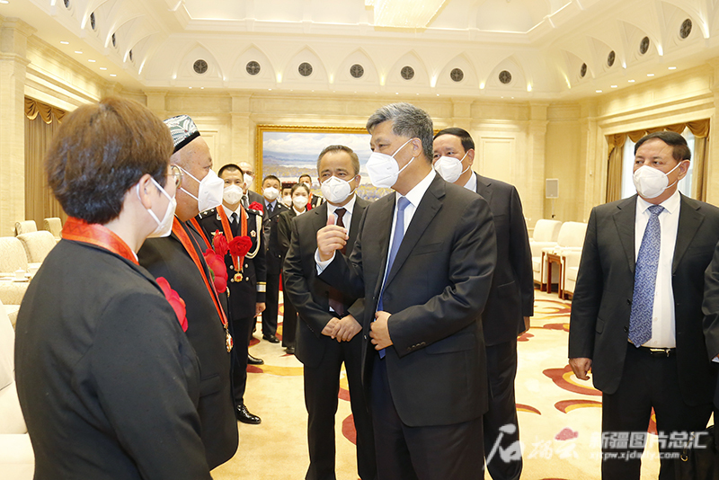 马兴瑞艾尔肯·吐尼亚孜会见我区全国“人民满意的公务员”和“人民满意的公务员集体”代表 马兴瑞艾尔肯·吐尼亚孜会见我区全国“人民满意的公务员”和“人民满意的公务员集体”代表