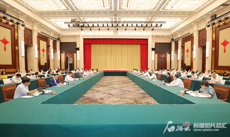 马兴瑞艾尔肯·吐尼亚孜与梁振英和香港经贸文化调研团举行工作座谈