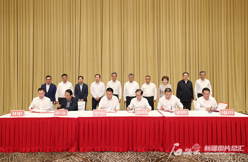 马兴瑞艾尔肯·吐尼亚孜与梁振英和香港经贸文化调研团举行工作座谈
