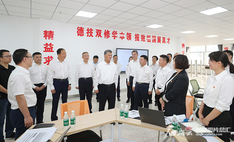 马兴瑞教师节前深入学校调研并看望各族教师，向全区广大教师和教育工作者致以节日祝福和诚挚问候
