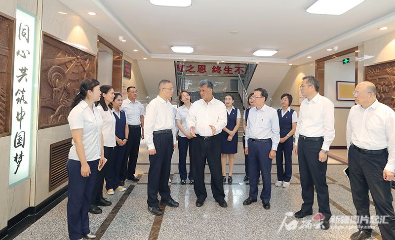 马兴瑞教师节前深入学校调研并看望各族教师，向全区广大教师和教育工作者致以节日祝福和诚挚问候