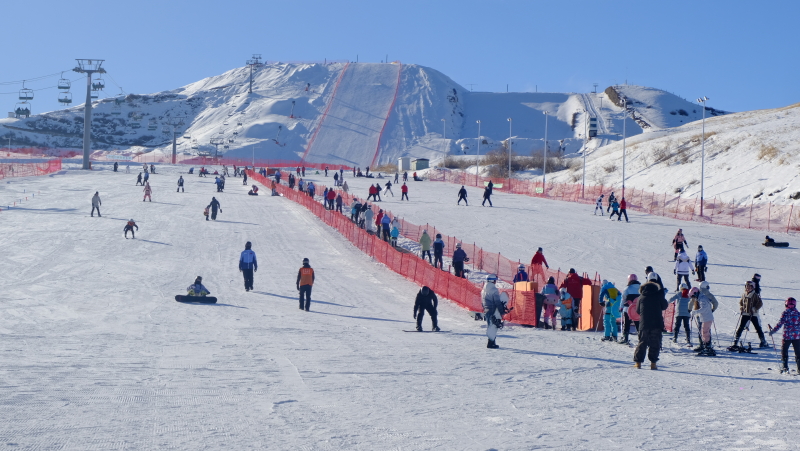 天山天池国际滑雪度假区：两个雪季缘何吸引18万人次雪友_部门动态_新疆