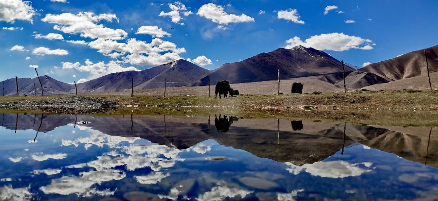 新疆阿克陶县天空之镜倒映秋日美景