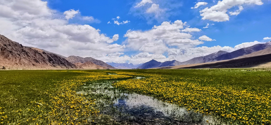 新疆阿克陶县天空之镜倒映秋日美景