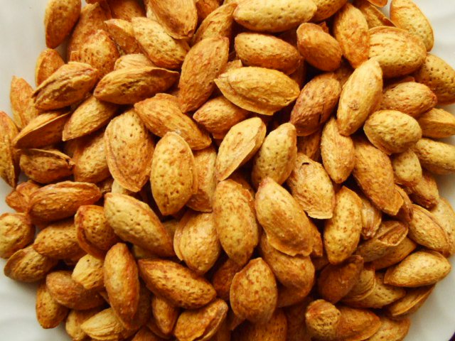 巴旦木巴旦木又名巴旦杏,也有俗称薄壳杏仁,是新疆维吾尔人民最珍视的