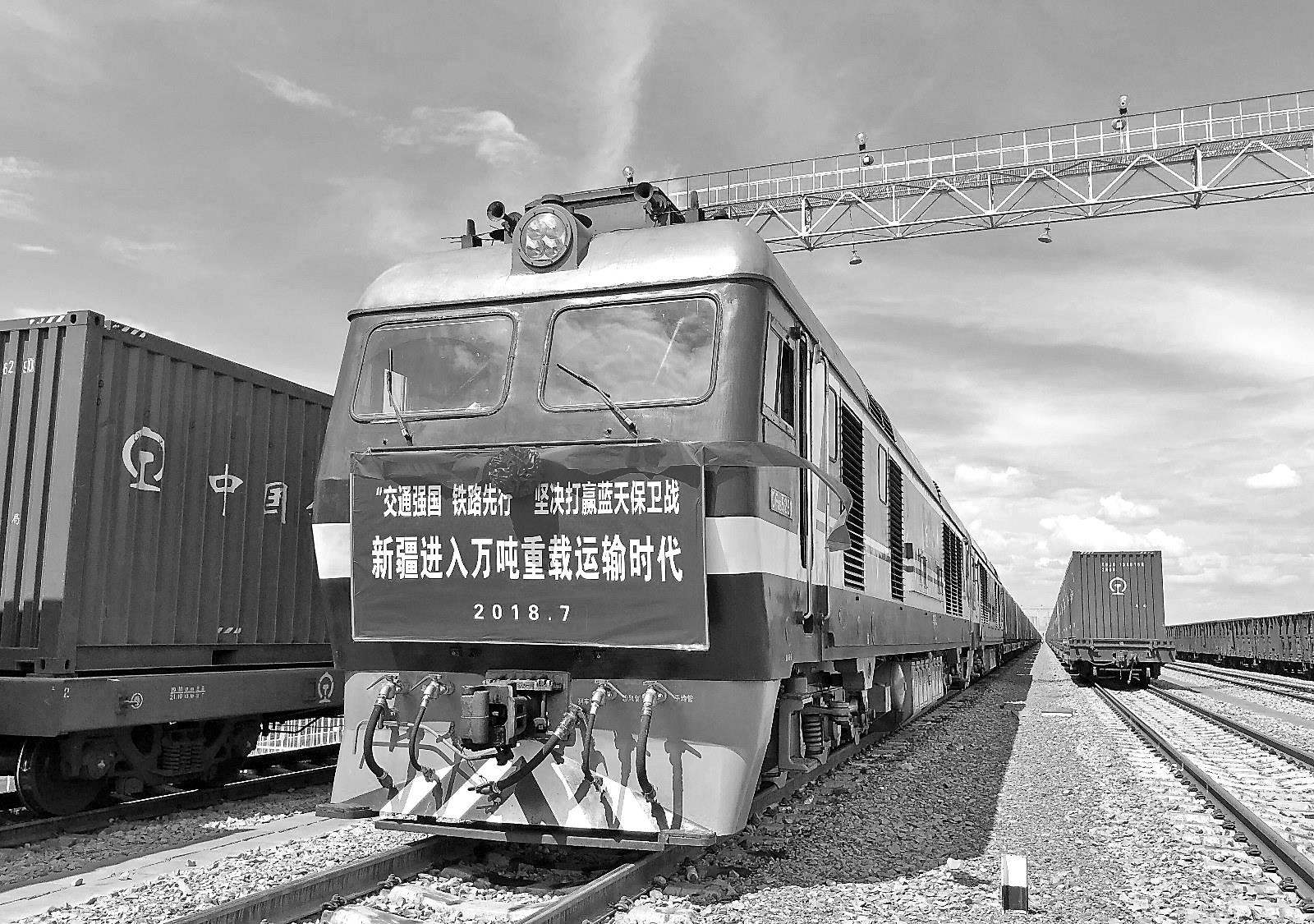 万吨重载列车多拉快跑高效环保