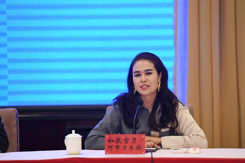 如孜古力·阿布力米提正在回答记者提问.