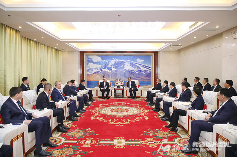 自治区党委书记马兴瑞与吉尔吉斯斯坦总理阿·扎帕罗夫和乌兹别克斯坦总理阿里波夫举行三方会谈 自治区党委书记马兴瑞与吉尔吉斯斯坦总理阿·扎帕罗夫和乌兹别克斯坦总理阿里波夫举行三方会谈