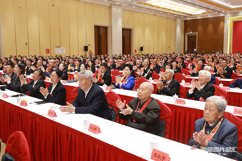 庆祝新疆生产建设兵团成立70周年大会隆重举行