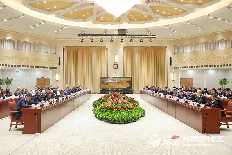 马兴瑞艾尔肯·吐尼亚孜会见伊斯兰合作组织代表团 马兴瑞艾尔肯·吐尼亚孜会见伊斯兰合作组织代表团
